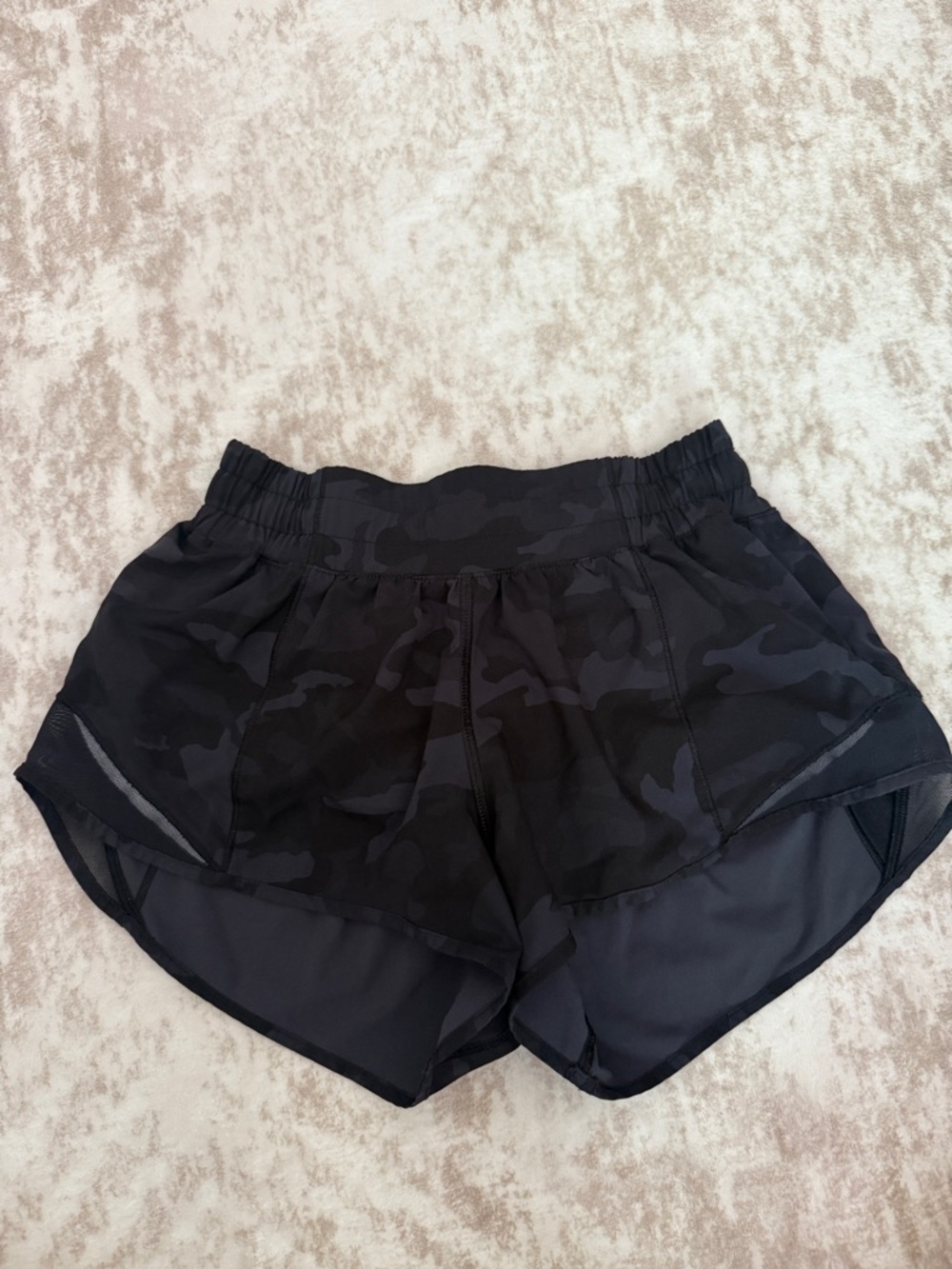 Lululemon Hotty Hot Shorts Black Camo Size 2 Low Rise 2.5”